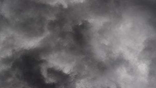 uma tempestade escura no céu cinzento