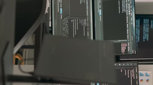 Vertikale Videocomputerbildschirme auf dem Schreibtisch mit Programmiercode-Datenalgorithmen