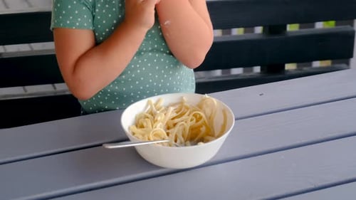 L'enfant mange des pâtes Selective Focus