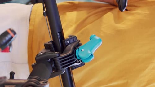 Vídeo aproximado vertical de Man Fastening Bike para reparo