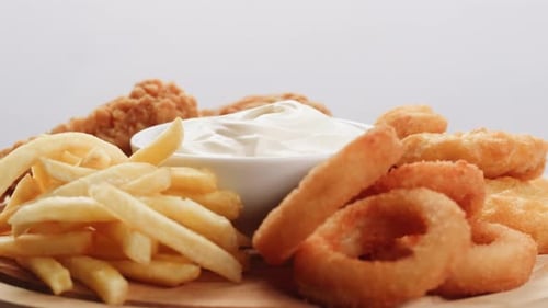 Curry-Käse-Zitronensauce aus nächster Nähe Fast-Food-Café mit Pommes Frites, Kartoffeln und Brathähnchen in Mayogelb