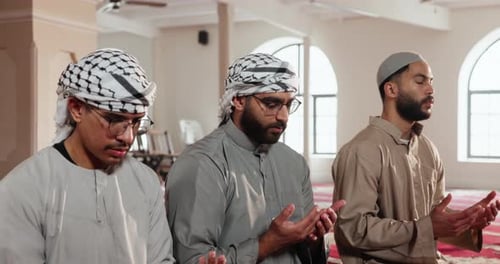Moschee, Gebet und Tradition mit muslimischen Männern zusammen im Tempel für Glauben, Glauben oder Religion