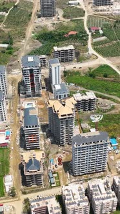Vídeo vertical: perspectiva aérea de nuevas viviendas de varios pisos en construcción