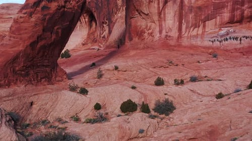 Rock Formation Canyon Sonnenuntergang aus der Luft. Blick über den sonnigen roten Bergfelsen des Zion-Nationalparks U