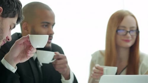 Kaffeepause mit freundlichen Kollegen