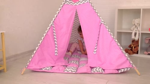 L'enfant joue dans la maison des enfants