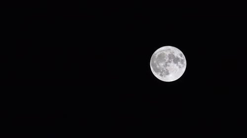 Dunkler und wolkenloser Himmel, Supermond bei Nacht