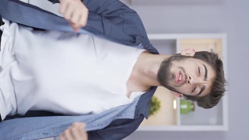 Vidéo verticale de La température élevée de l'air étouffe l'homme.