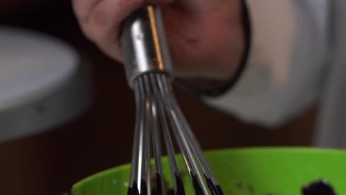 liquide au chocolat en fouettant pour le gâteau.