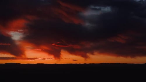 Spektakulärer Sonnenaufgang mit Wolken im Zeitraffer
