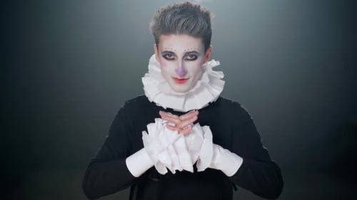 Frontansicht Porträt eines talentierten jungen Mannes mit Clown-Bühnen-Make-up, der in die Kamera blickt und den Kopf schüttelt