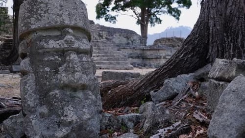 Lápida tallada en un cementerio maya en las antiguas ruinas de Copán en Honduras