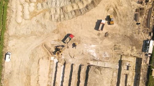 Bulldozer arbeitet auf der Baustelle mit Sandantenne oder Draufsicht