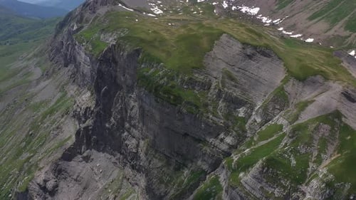 Falaises rocheuses impressionnantes dans la chaîne des Aravis, Alpes françaises