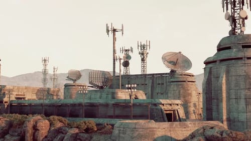 Una base militar fortificada con un conjunto de antenas en su techo