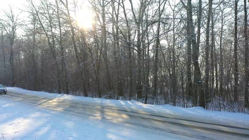 Carro andando rapidamente por uma estrada gelada coberta de neve Automóvel percorrendo uma rota rural vazia no inverno