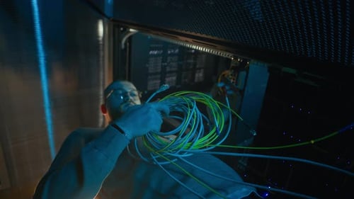 Niedriger Technikerwinkel gewährleistet die Integrität der Kabel im Serverraum