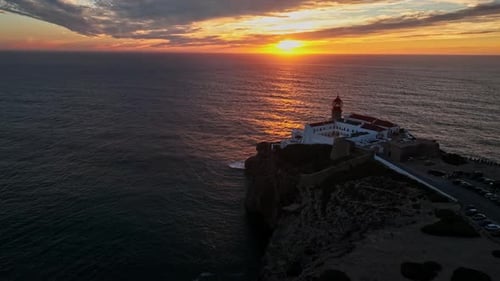 Eine dramatisch Luftaufnahme, die den Leuchtturm zeigt, der stark an den zerklüfteten und offenen Klippen steht