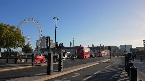 Centro da cidade de Londres, perto do Big Ben e da Ponte de Westminster com ônibus vermelhos de dois andares