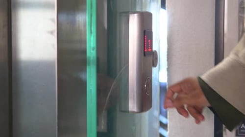Aktivierung der Aufzugstaste in der Lobby eines modernen Gebäudes