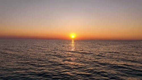Spiegelung des Sonnenuntergangs auf der Meereslandschaft