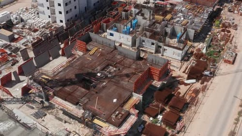 Imágenes aéreas de un gran complejo residencial durante las primeras etapas de la construcción