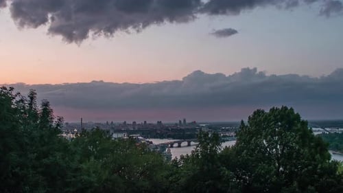 Timelapse 4K de la capitale de l'Ukraine, Kiev, au coucher du soleil et du Dniepr.