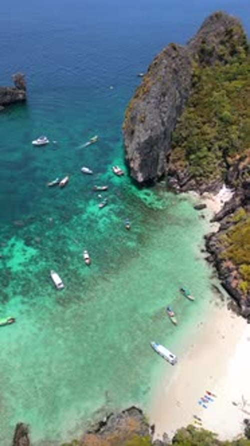 Luftaufnahme der Tropical Bay mit Booten in der Nähe von weißem Sandstrand und türkisfarbenem Wasser