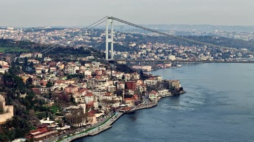 Luftaufnahme der Istanbuler Bosporus-Brücke und des Küstenwohnviertels