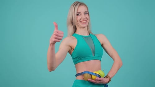 Mulher em forma promovendo dieta saudável e perda de peso