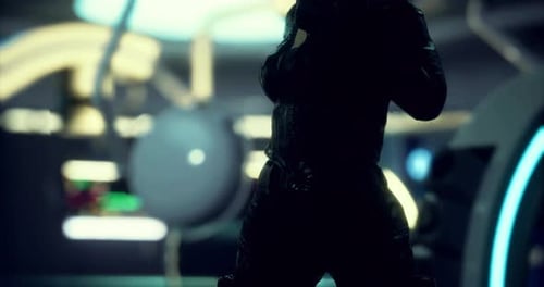 Silhueta de uma figura em um ambiente futurista durante um momento intenso