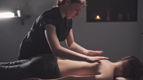 Junge Frau im Spa-Salon