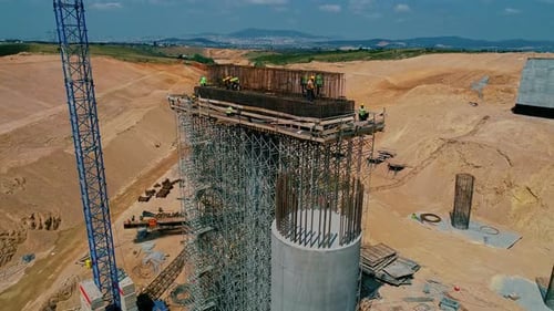 Iron Tower und Bauarbeiter