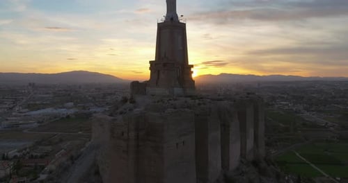 Panoramablick auf einen Touristenhubschrauber, der um Christus den Erlöser fliegt. Die Drohne, die um Christus fliegt