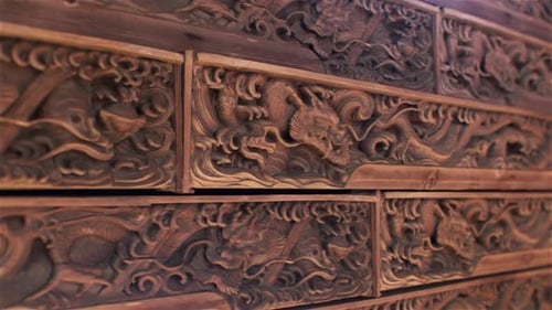 Schiebeschleife mit chinesischen Drachenschnitzereien