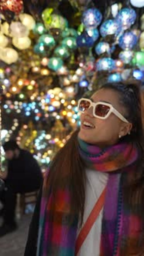 Une femme captivante regarde vers le haut entourée de lumières éclatantes dans la nuit