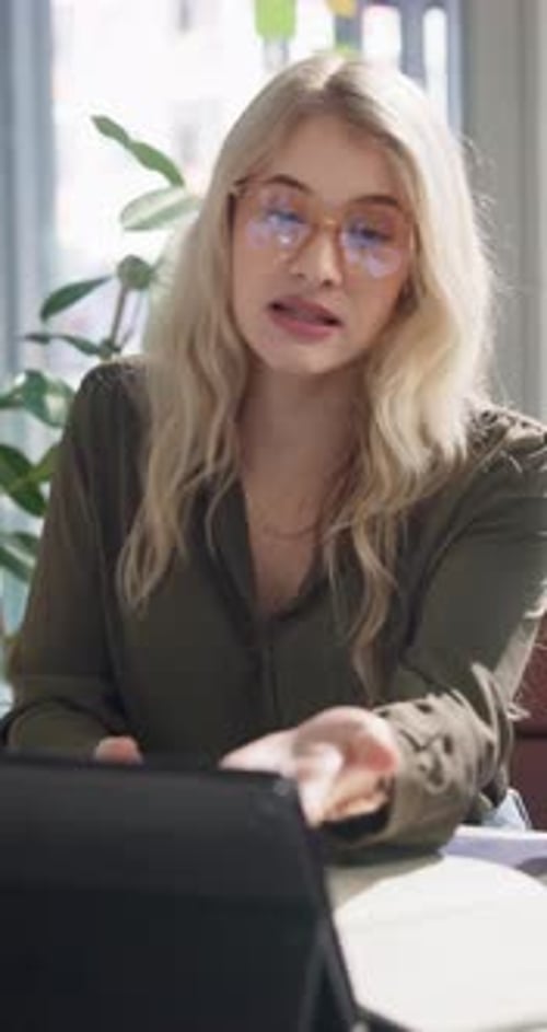 Reunión, tableta y mujer de negocios en la oficina con presentación, presentación o proyecto para una carrera creativa