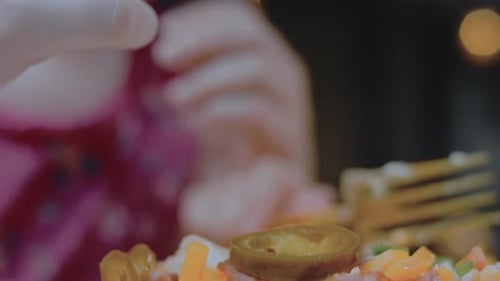 La mère et les filles dégustent la salade de pommes de terre au piment jalapeno et au bacon dans le style rétro