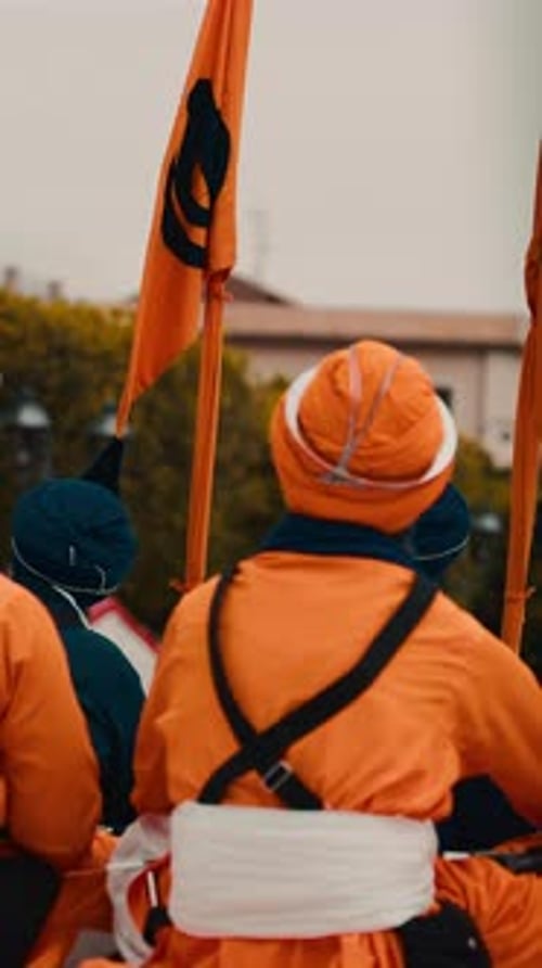 Soldats de l'ancienne religion sikhe en costume orange pendant la journée de Vaisakhi