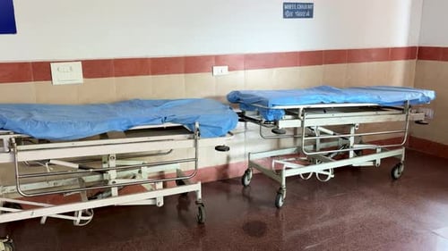 leere Krankenhaustragen mit blauen Laken auf der medizinischen Station