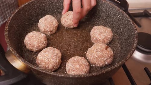 El chef prepara metódicamente las albóndigas para dorarlas y cocinarlas de manera óptima