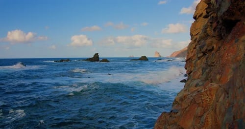 Wellen brechen auf Felsen in einem blauen Meer. Meereswellen am schönen Strand, Wasser prallt gegen eine Leere