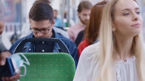 Momentos casuales en el transporte público Interacciones entre jóvenes que crean conexiones duraderas