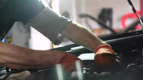 Automechaniker repariert eine Reparaturstation für Automotoren