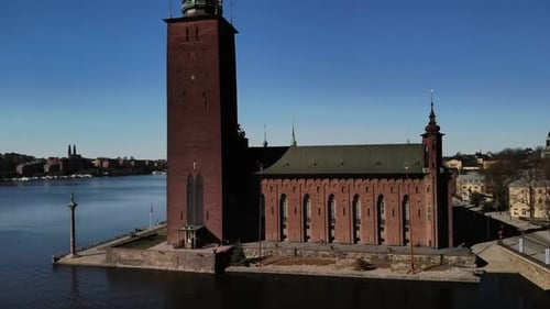 Luftbild des Wahrzeichens des Rathauses in Stockholm und seiner drei Kronen