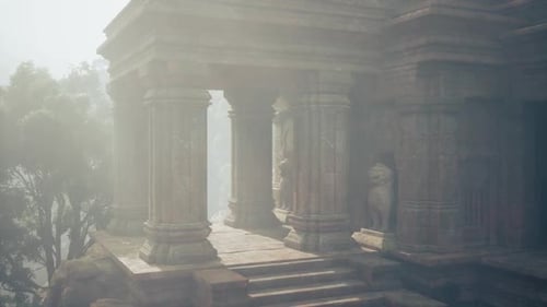 Les ruines d'un ancien temple enveloppées de brume dans la jungle dense du Myanmar