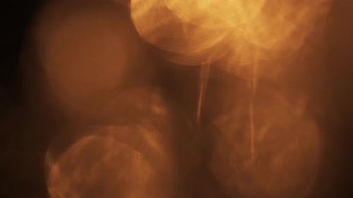 Warmes, leuchtendes Licht entweicht und sorgt für ein weiches, luxuriöses Bokeh-Linsen-Flare-Overlay