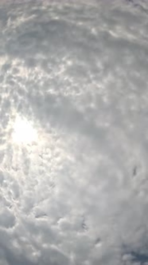 Timelapse : cumulus moelleux se déplaçant dans un ciel lumineux au coucher du soleil, nature aérienne abstraite, océan d'été