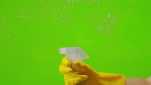 Reinigungsservice, Nahaufnahme einer Frau, die zu Hause den Tisch mit Spray putzt, Hausaufgaben, reinigt die schmutzige Küche