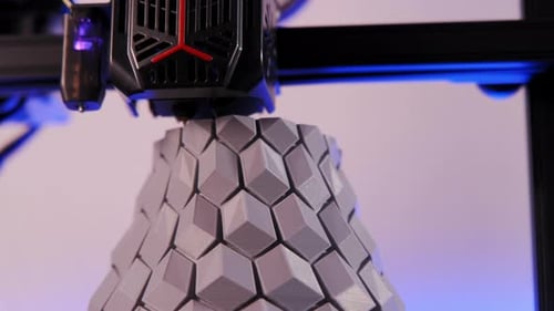 Impresora 3D que trabaja en modelado por deposición fundida de plástico gris